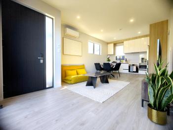 Stylish 4BR Home, Netflix, Walk to Eateries and Schools, Auckland (photo 4)