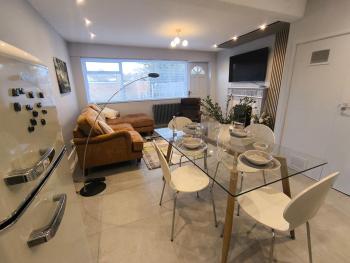 Spotless and Spacious Manchester Home, Manchester (zdjęcie 2)