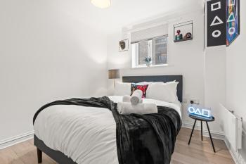2 Cosy Bedroom Sleeps 6 02 Arena Perfect for Contractors Families and Groups, London (photo 3)