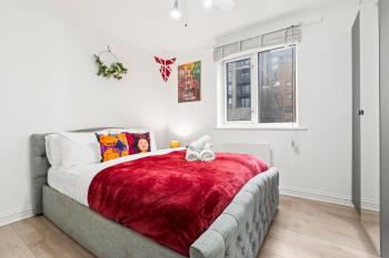 2 Cosy Bedroom Sleeps 6 02 Arena Perfect for Contractors Families and Groups, London (photo 2)