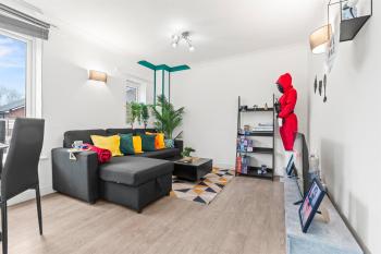2 Cosy Bedroom Sleeps 6 02 Arena Perfect for Contractors Families and Groups, London (photo 4)