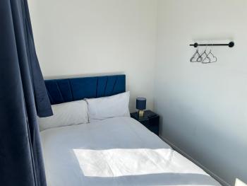 Pool&Tennis Table - Up to 40 Percent OFF Old Trafford 3 Bed, Manchester (photo 3)