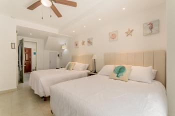 Cancun Hotel Zone -2 BR Beachfront, Bright and Spacious, Cancún (photo 5)