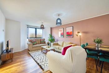 2BR Flat with Free Parking in Central Location, Glasgow (photo 5)