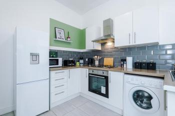 #17 Walk to Anfield Stylish House - for 12- Perfect for contractors and families - free street parking, Liverpool (photo 4)