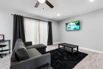 Chic 2-Bed Oasis Sleeps 6! Minutes From Strip!, Las Vegas (photo 3)