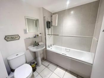 City Centre 2BR Apt - Balcony - Free Parking, Liverpool (photo 5)