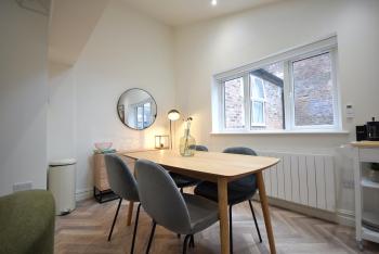 CITYeSCAPE - Spacious 1BR Duplex Sofabed - NQ, Manchester (photo 3)