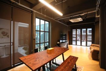 Chic Ekkamai Escape Near BTS, Dining & Nightlife, Bangkok (photo 3)