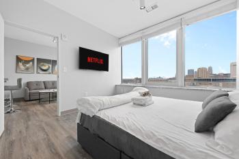 Luxury Downtown Cleveland Condo l 2 TV's l Parking, Cleveland (photo 4)