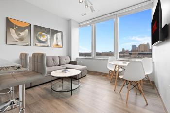 Luxury Downtown Cleveland Condo l 2 TV's l Parking, Cleveland (photo 3)