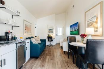 Affordable & New at Heart of SoCO Eateries, King Bed, Rain Shower, Big Fenced Yard, Austin (Foto 3)