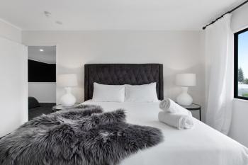 Chic Modern 2BR Heart of Manukau, Auckland (photo 2)
