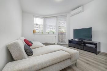 Central, Sunny and Spacious Apartment, Bratislava (photo 2)