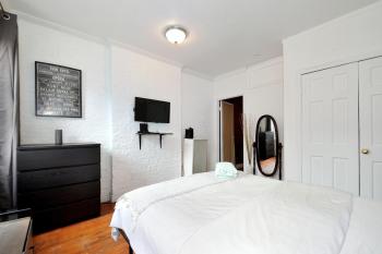 Charming 2BR Apartment Near Times Square, Нью-Йорк (фото 3)