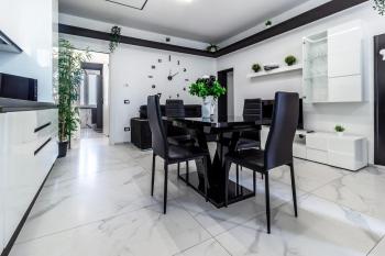 Black & White Apartment Design e Comfort - Parking e WiFi, Саронно (фото 3)