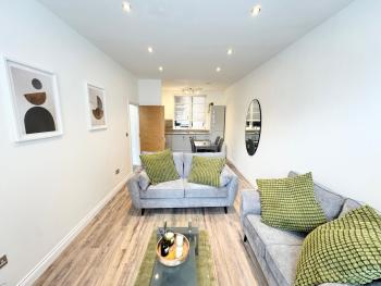STUNNING APARTMENT - 2 DOUBLE BEDROOMS - EN-SUITE - FREE ALLOCATED PARKING - JQ QUARTER - BIRMINGHAM CITY CENTRE - SLEEPS 6 GUESTS - 2 BATHROOMs, Birmingham (zdjęcie 2)