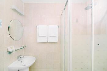 Queens Park Hotel, London (photo 2)