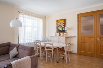 Large 3BR Apartment with Balcony 5 min to Old Town by Tram, Riga (Foto 4)