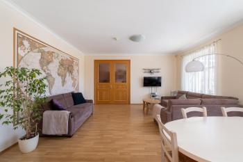 Large 3BR Apartment with Balcony 5 min to Old Town by Tram, Riga (Foto 3)