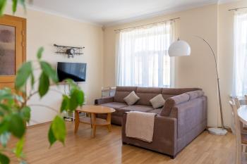 Large 3BR Apartment with Balcony 5 min to Old Town by Tram, Riga (Foto 5)