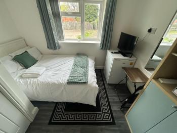 Private Room Sleeps 2 with Ensuite & Parking, Birmingham (photo 2)