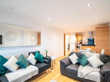 2-Bed 2 Bath Apartments at Leeds Dock with Balcony, Leeds (Foto 4)