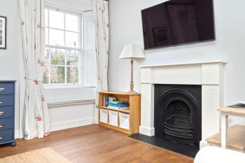 Charming Edinburgh 2-Bedroom 2-Bathroom Apartment, Edinburgh (photo 4)
