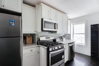 39-3 Newly renovated 3 BR Prime midtown sleeps 6, New York (photo 4)
