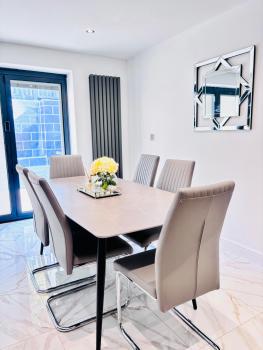 Luxury 5BR Stay With City Access, Manchester (photo 4)