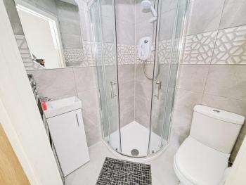 Itohan 3-bed Cottage Flat, Glasgow (photo 4)