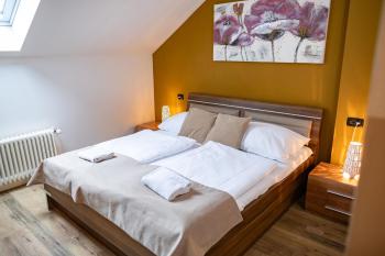Central 3bdr penthouse with terrace&AC, Praha (fotografie 4)