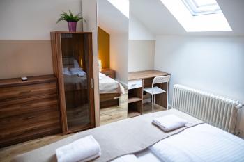 Central 3bdr penthouse with terrace&AC, Praha (fotografie 5)
