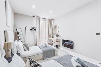Stylish new-build, FREE parking, 10 minutes to NEC & BHX airport, Бирмингем (фото 2)