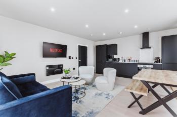 Stylish new-build, FREE parking, 10 minutes to NEC & BHX airport, Birmingham (photo 2)