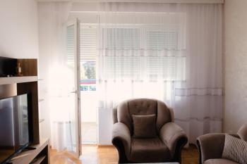 Lux 010, Pirot (photo 3)