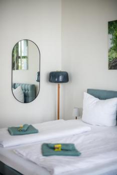 KAISER 04 by ROCKCHAIR Apartments l SUPERHOST Status l 3 Bedrooms Boxspringbeds 2 Bathrooms l Cozy Family & Business Flair 155 sqm 3 Balcony 4th Floor Elevator up to 10 guests welcomes you!, Berlino (foto 4)