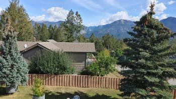 Invermere, BC On the Lake! Luxury 4 Bedroom Vacation Home with Panoramic Mountain Views!! Walk to Town, Shopping, Tennis, Volleyball, Pickle Ball, Dining, Bakery, Pubs, Swimming, Boating, Hiking, Fish, Biking, Hot Springs! Construction Trades Welcome, Invermere (Foto 2)
