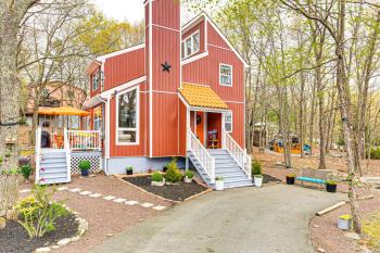 Deck, Fire Pit & Pool Access at Poconos Retreat!, East Stroudsburg (foto 4)