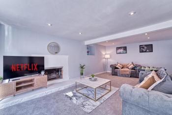 The Stylish Gem of Bath - Sleeps 10, Bath (photo 3)