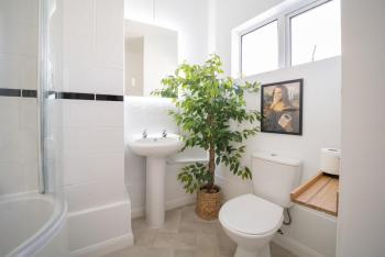 Larkhall Retreat- Village Centre, Parking, 4K TVs, 10mins To City Centre, Bath (photo 2)