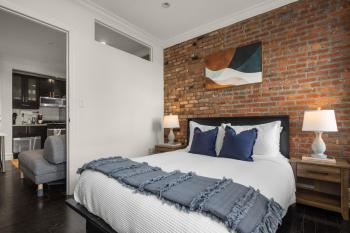 Rustic NYC Apartment in Trendy Hudson Yard, New York (photo 2)