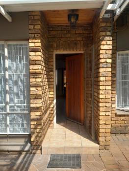TANS - 1 bedroom luxury & cosy home walking distance to Doringkloof Mall, Centurion (foto 3)