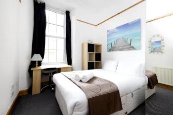 JOIVY 3 bed flat in Old town, close to Grassmarket, Edinburgh (photo 4)