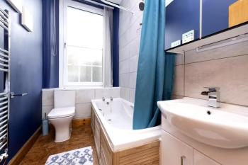 JOIVY 3 bed flat in Old town, close to Grassmarket, Edinburgh (photo 5)