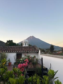Private suite with private bathroom - Wonderland B&B - Shuttle services available, Antigua Guatemala (foto 5)