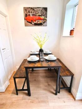 Cosy 3 Bedroom House - Free Parking - Airport 6 Min Walk, Manchester (foto 4)