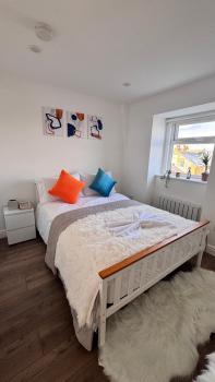 Penthouse Loft Suite in Putney, PS5, 60TV, Netflix, Sleeps 6, ideal for relocators and professionals, London (photo 2)