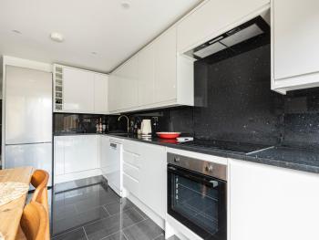 Stylish 5BR Home in the Heart of Spitalfields Walk to Brick Lane & Shoreditch, Лондон (фото 3)