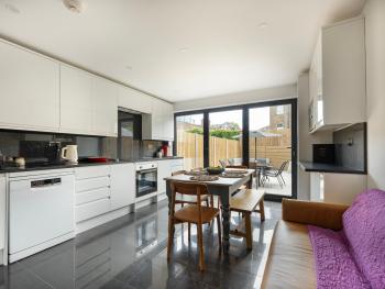 Stylish 5BR Home in the Heart of Spitalfields Walk to Brick Lane & Shoreditch, Лондон (фото 2)